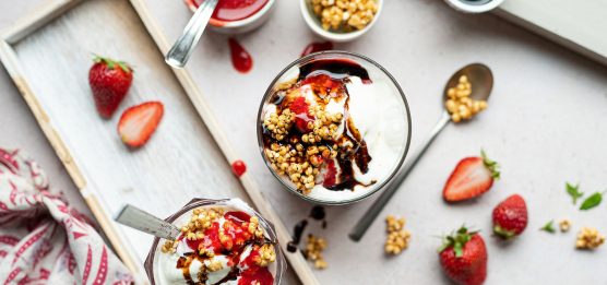 Gelato fiordilatte, salsa di fragole e croccate di miglio