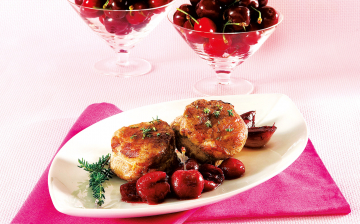 Filetto di maiale con ciliegie  caramellate e salsa al vino